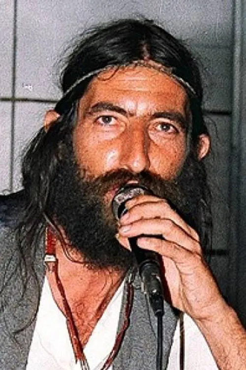 Ο Νικόλας Άσιμος στην περιοχή των Εξαρχείων, όπου συχνά εμφανιζόταν και τραγουδούσε. Πηγή: αρχειακό φωτογραφικό υλικό.