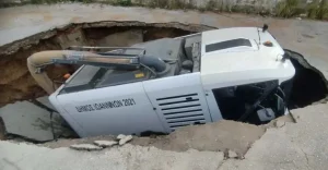 Ιωάννινα: Άνοιξε το οδόστρωμα και «κατάπιε» όχημα καθαριότητας του δήμου