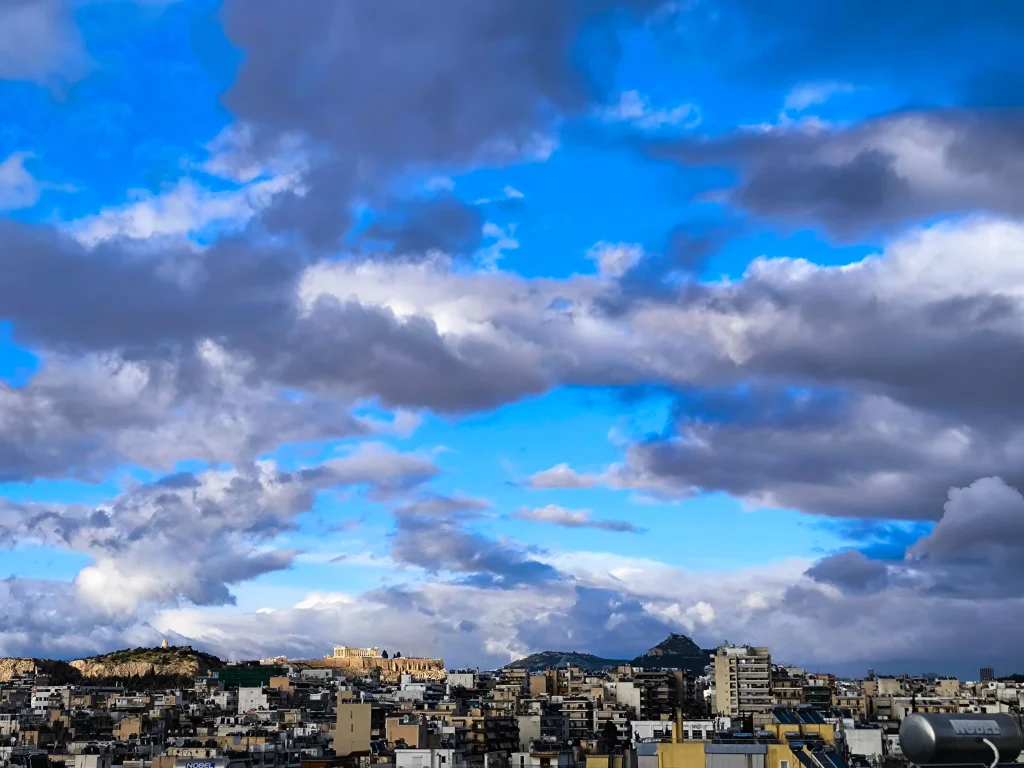 Καιρός δύο ταχυτήτων σήμερα 08/06: Καλοκαίρι το πρωί, μπόρες το απόγευμα