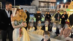 Νηπιαγωγός παντρεύτηκε με παρανυφάκια τους 20 μαθητές της