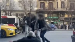 Βίντεο: Οδηγός του ΟΑΣΘ κατέβηκε από το λεωφορείο και έπαιξε ξύλο με οδηγό