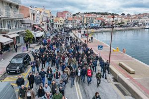 Λέσβος: Κτηνοτρόφοι «μπλόκαραν» το λιμάνι της Μυτιλήνης – Σε ισχύ αποκλεισμός