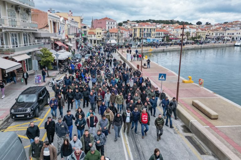 Λέσβος: Κτηνοτρόφοι «μπλόκαραν» το λιμάνι της Μυτιλήνης – Σε ισχύ αποκλεισμός