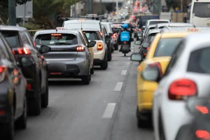 Υβριδικά αυτοκίνητα: Παρατείνεται η απαλλαγή 75% στο τέλος...