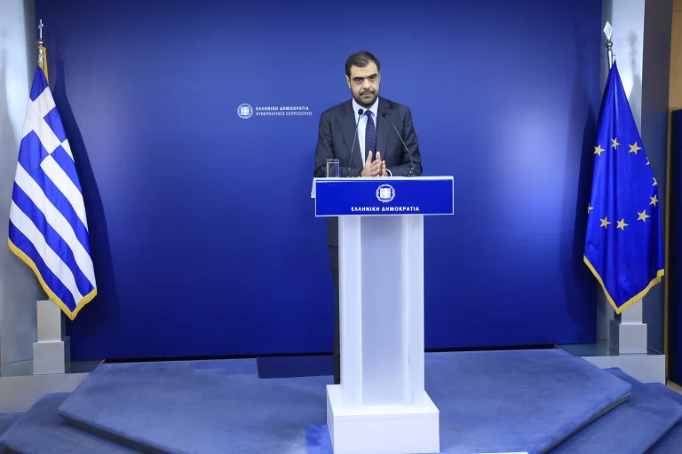 TikTok: Λύνει απορίες για τα μέτρα στήριξης ο κυβερνητικός εκπρόσωπος (βίντεο)