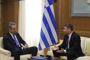 Σε ανάλαφρο κλίμα το τετ α τετ Μητσοτάκη – Ανδρουλάκη