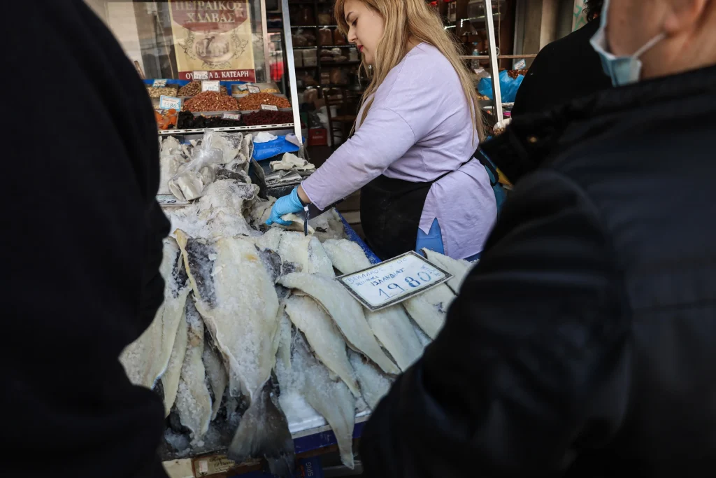 Μπακαλιάρος σε πάγκο ιχθυοπωλείου στην Βαρβάκειο Αγορά, (ΚΩΣΤΑΣ ΤΖΟΥΜΑΣ/EUROKINISSI)