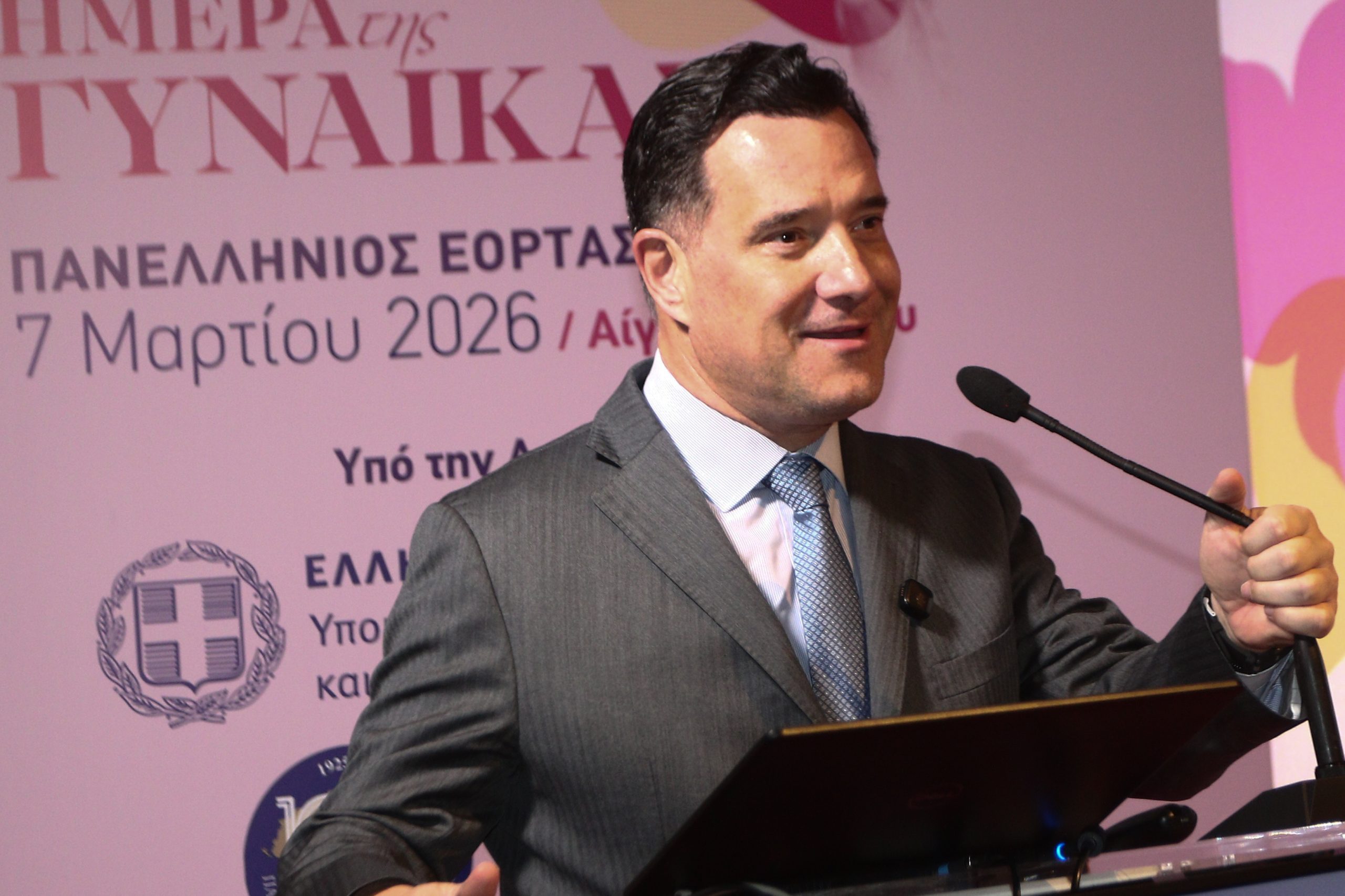 Άδωνις Γεωργιάδης: Στον «Ερυθρό Σταυρό» για την Ημέρα της Γυναίκας – Μοίρασε τριαντάφυλλα