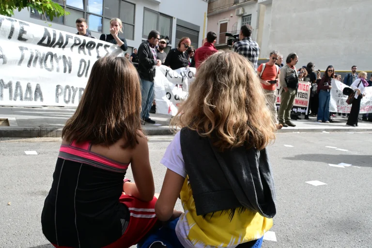 Πλήρης οδηγός για όλες τις άδειες και τις ενισχύσεις που δικαιούνται οι γονείς