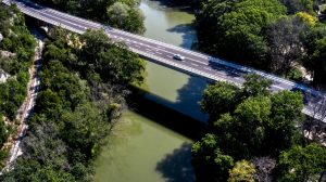 Σοκ στα Τρίκαλα: Εκπαιδευτικός βούτηξε στον Πηνειό – Προσπάθησε να βάλει τέλος στη ζωή του