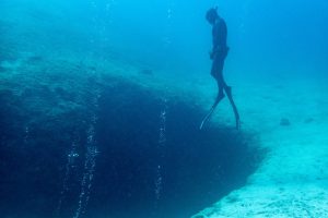 Λιμανάκια Βουλιαγμένης: Νεκρός ο δύτης στο «πηγάδι του διαβόλου»