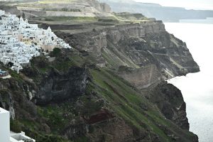 Σαντορίνη: Κατολίσθηση έκλεισε τον δρόμο για το λιμάνι