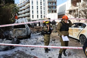 Τελ Αβίβ: Πύραυλος με 100 κιλά εκρηκτικών έπληξε το κέντρο
