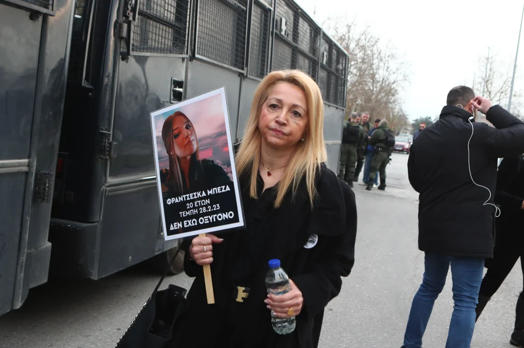 Τέμπη: Το «φιάσκο» της αίθουσας και η λύση της τελευταίας στιγμής