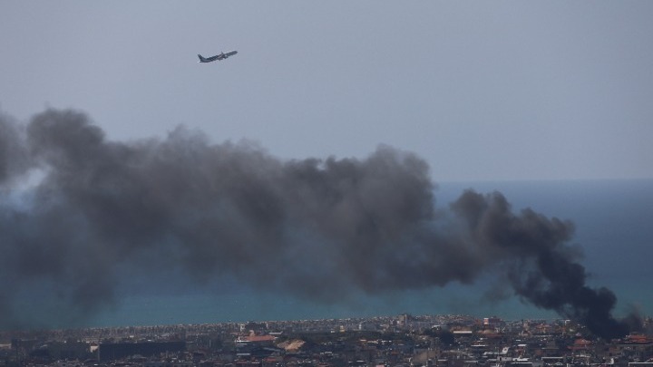 Το Ιράν κηδεύει τον Αλί Λαριτζανί, ορκίζεται να «εκδικηθεί» – Σφυροκόπημα στη Βηρυτό