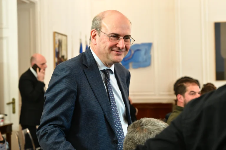 Χατζηδάκης: 5,3 δισ. για στέγαση, ρεύμα και μεταφορές – Δείτε ποιοι είναι οι δικαιούχοι