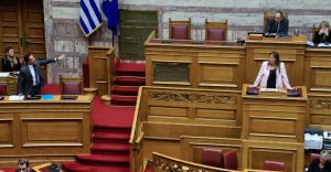 Άγριος καβγάς στη Βουλή ανάμεσα σε Γεωργιάδη και Κωνσταντοπούλου