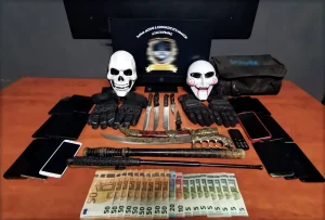 Με κουκούλες και μαχαίρια λήστευαν ντελίβερι σε Αγία Βαρβάρα, Κορυδαλλό και Κερατσίνι – Πώς τους την έστηναν