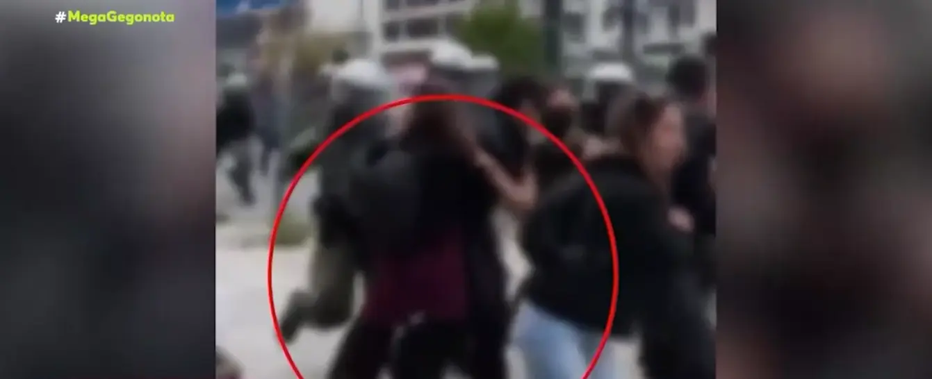 Βίντεο – ντοκουμέντο: Άνδρας των ΜΑΤ κλώτσησε διαδηλώτρια και έπεσε με το κεφάλι σε ζαρντινιέρα