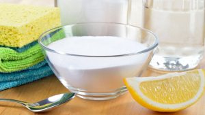 Το κόλπο με λεμόνι και αλάτι που κρατά τα έντομα μακριά από την κουζίνα