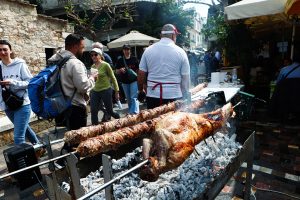 Εικόνες από το Πάσχα: Πάνω από 150 αρνιά στο Μοναστηράκι