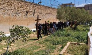 Φυλακές Νέας Αλικαρνασσού: Συγκίνηση στην περιφορά του Επιταφίου πίσω από τα κάγκελα
