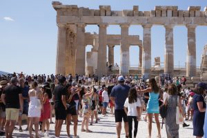 Αθήνα: Στο τραπέζι «φρένο» στα νέα ξενοδοχεία –  «Να μη γίνουμε Βαρκελώνη»