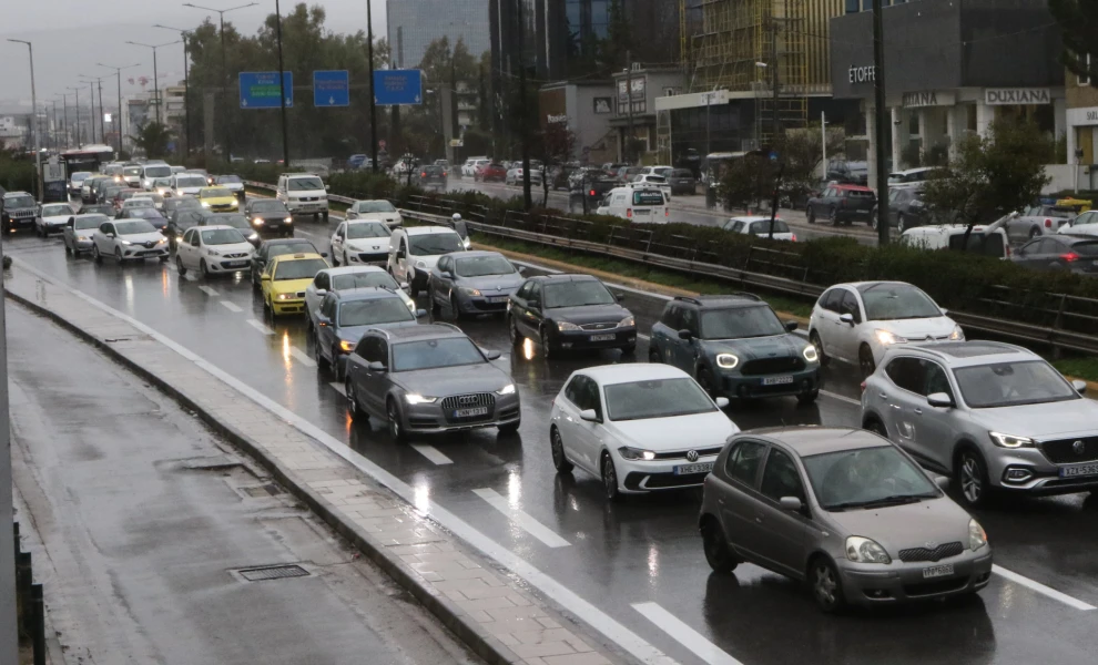 Στο «κόκκινο» η κίνηση στην Αττική – Βροχή και καθυστερήσεις σε Κηφισό, Κηφισίας και Αττική Οδό
