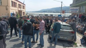 Συνεχίζεται ο αποκλεισμός του λιμανιού της Μυτιλήνης από τους κτηνοτρόφους της Λέσβου