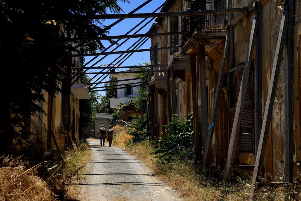 Ένταση στην Κύπρο: Αντιπαράθεση ΟΗΕ με ενόπλους Τουρκοκύπριους στη Νεκρή Ζώνη