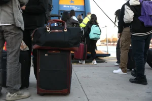 Κορυφώνεται η έξοδος των εκδρομέων από Αθήνα – Το αδιαχώρητο σε ΚΤΕΛ και λιμάνια