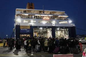 Μαζική έξοδος για τα νησιά – Πάνω από 32.000 ταξιδιώτες αναχωρούν από τα λιμάνια της Αττικής