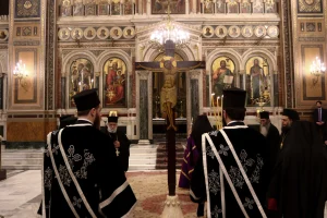 Σε κλίμα βαθιάς κατάνυξης η Αποκαθήλωση και οι πρώτες περιφορές Επιταφίων σε όλη τη χώρα