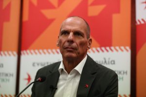 Βαρουφάκης… σε techno ρυθμούς: Χορεύει στη Μόσχα με τραγούδι που λέει μόνο το όνομά του