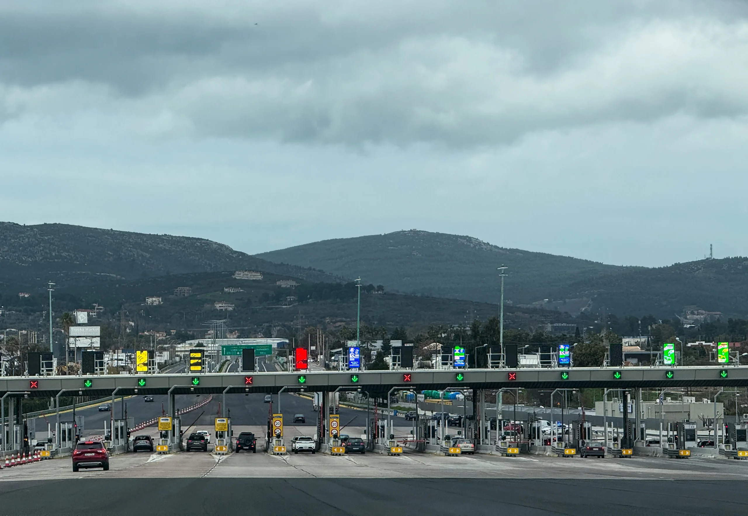 Πρωτομαγιά: Μαζική έξοδος εκδρομέων – Πίεση στα διόδια