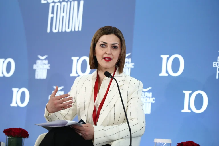 Αγαπηδάκη: Τα εμβόλια επένδυση για την υγεία – Τι αλλάζει σε προϋπολογισμό και ψηφιοποίηση