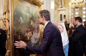 Σάλος με τον Μητσοτάκη που φίλησε, σαν να είναι εικόνισμα, τον πίνακα του Βρυζάκη – Βίντεο