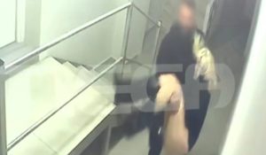 Η στιγμή που ο 26χρονος αρσιβαρίστας μεταφέρει λιπόθυμη τη Μυρτώ – Δείτε το ντοκουμέντο