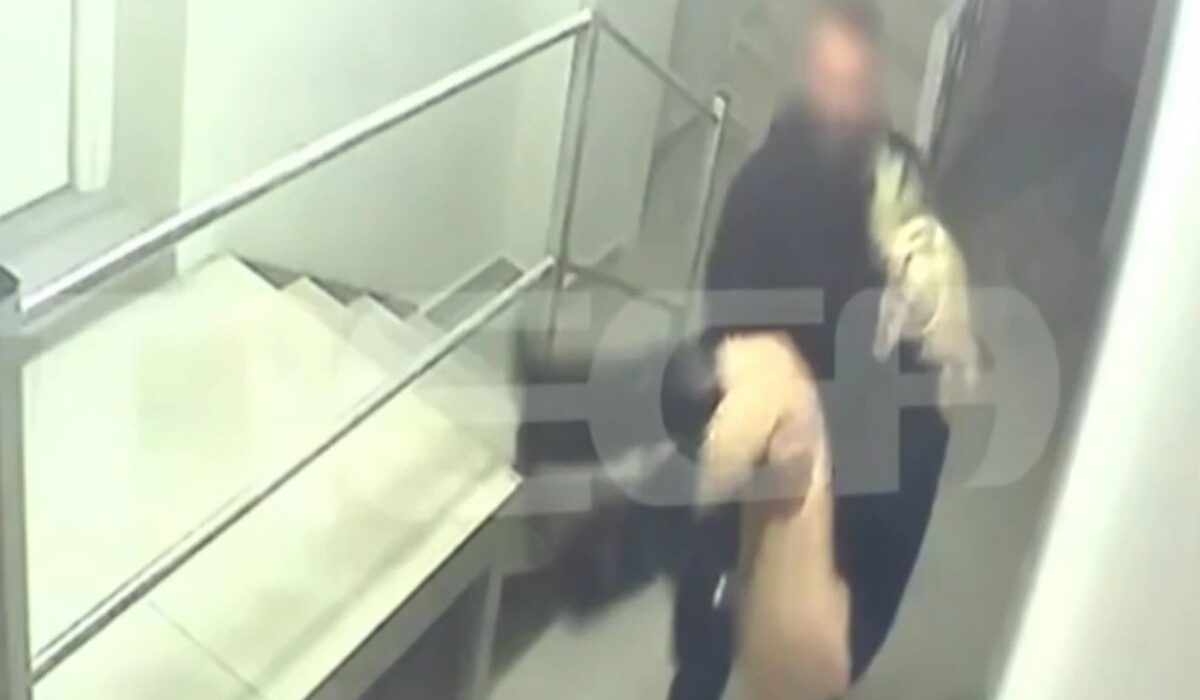 Η στιγμή που ο 26χρονος αρσιβαρίστας μεταφέρει λιπόθυμη τη Μυρτώ – Δείτε το ντοκουμέντο