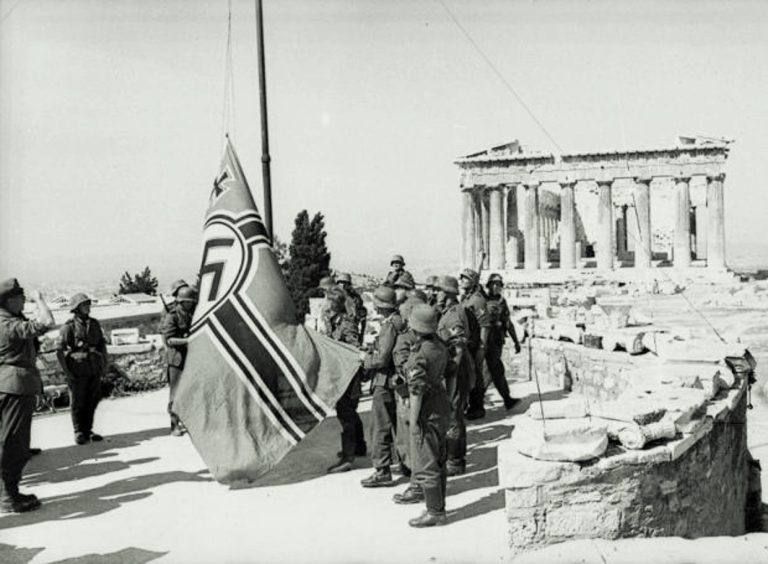 Οι Ναζί καταλαμβάνουν την Αθήνα και υψώνουν τη σβάστικα στην Ακρόπολη