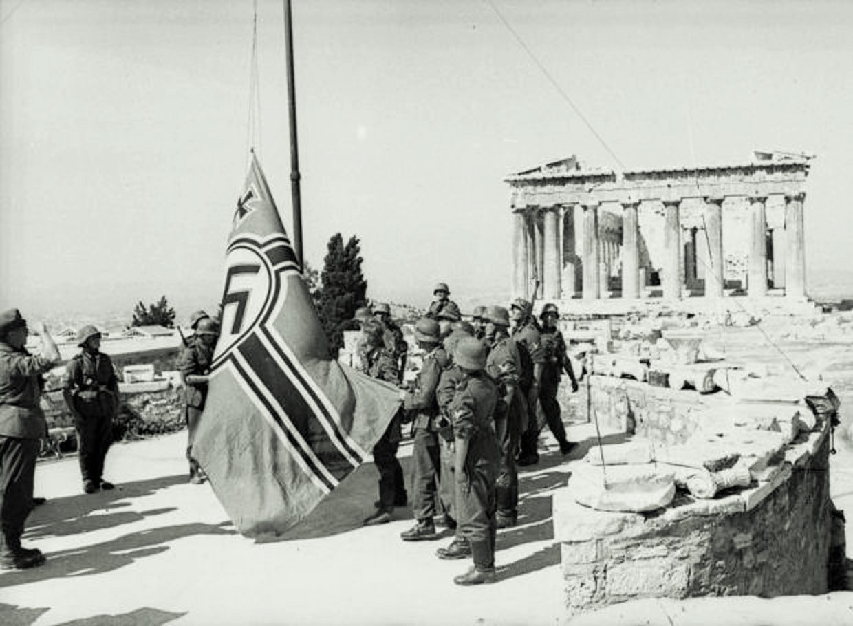 Οι Ναζί καταλαμβάνουν την Αθήνα και υψώνουν τη σβάστικα στην Ακρόπολη