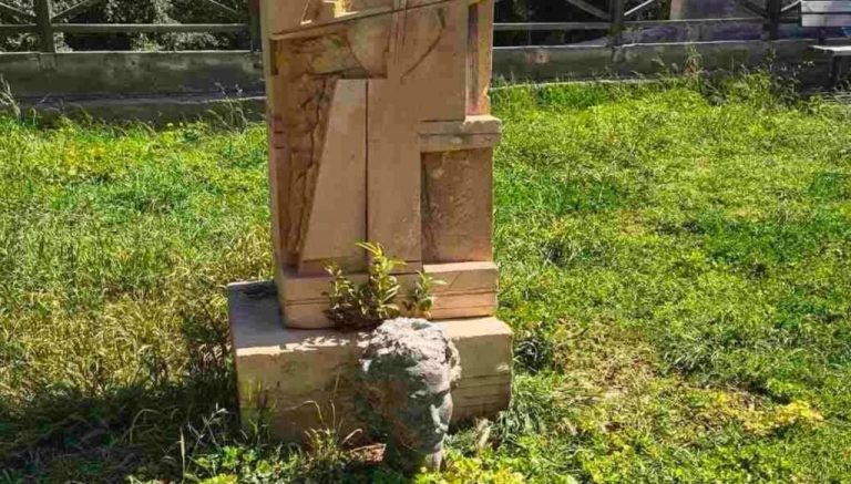 Βανδαλισμός στην προτομή του Νίκου Ξυλούρη στο Ηράκλειο