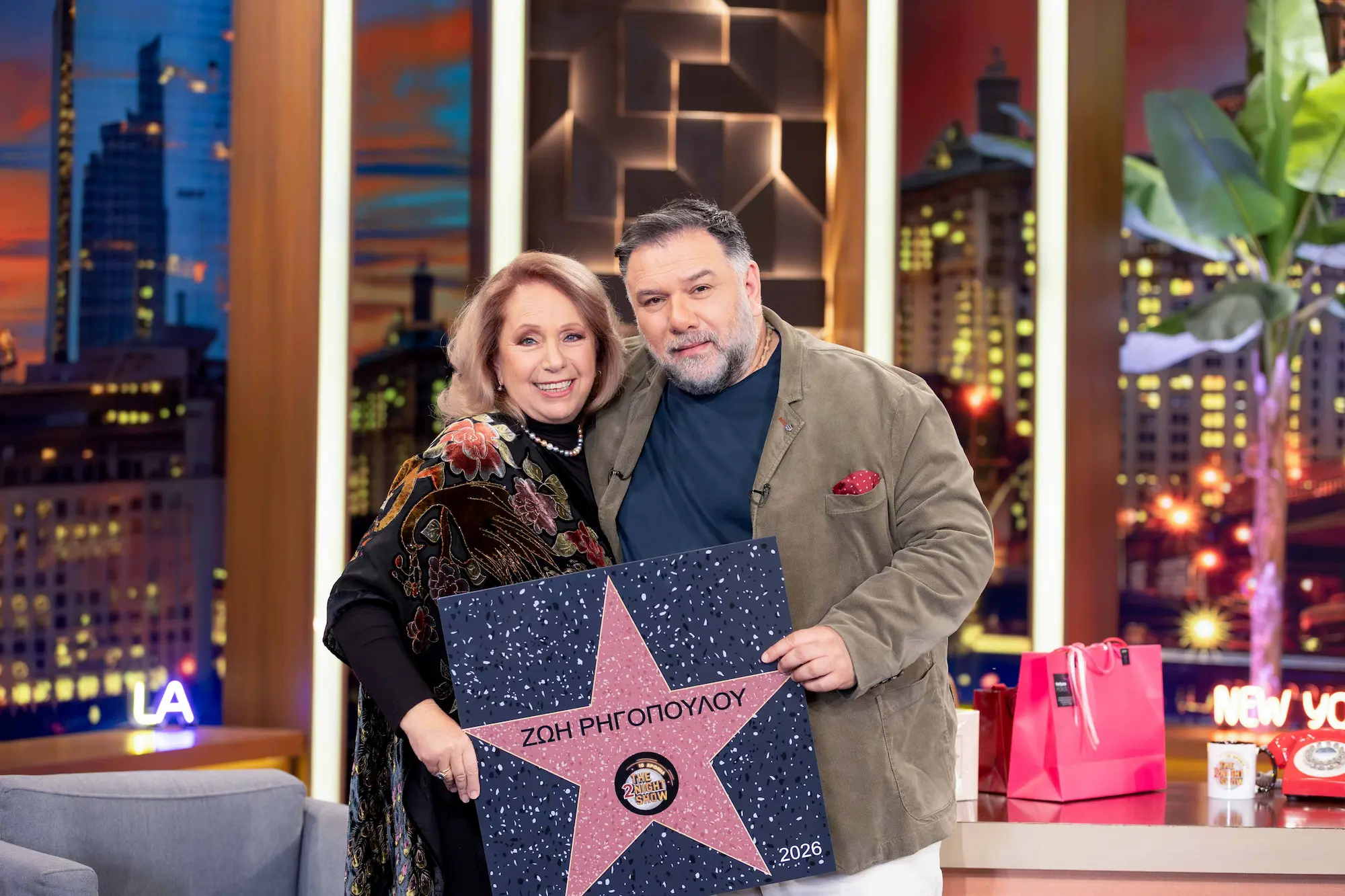 Ο Γρηγόρης Αρναούτογλου υποδέχεται στο «The 2Night Show» τη Ζωή Ρηγοπούλου (Πηγή φωτογραφίας: ΑΝΤ1)