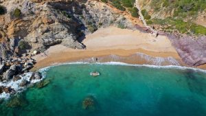 Οι πιο κοντινές και οικονομικές παραλίες για τα πρώτα μπάνια από την Αθήνα