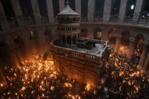 Άγιο Φως – LIVE: Η τελετή αφής από τα Ιεροσόλυμα – Πότε φτάνει στην Αθήνα