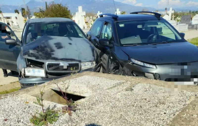Αγρίνιο: Αυτοκίνητα τράκαραν μέσα σε νεκροταφείο και «καρφώθηκαν» στους τάφους