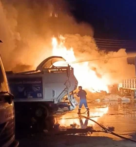 Πυρκαγιά στον Πειραιά: Φωτιά σε αμαξοστάσιο του Δήμου – Καταγγελίες για παράνομη χωματερή