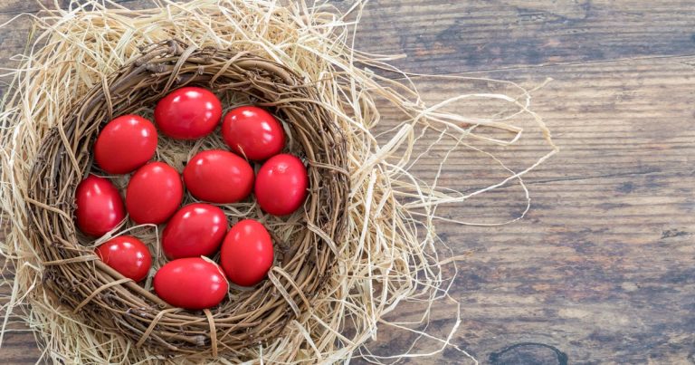 Το απλό μυστικό για λαμπερά πασχαλινά αυγά – Πώς να πετύχετε εντυπωσιακό φυσικό γυάλισμα
