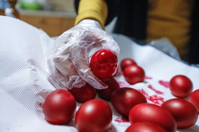 Δεν προλάβατε να βάψετε αυγά; Βάψτε τα αύριο με τον πιο εύκολο τρόπο