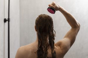 Βρεγμένα μαλλιά πριν τον ύπνο; Οι ειδικοί προειδοποιούν για τους κινδύνους